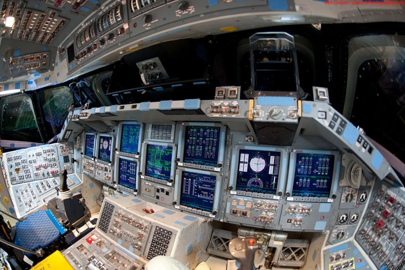 Endeavour_flight_deck_10-800x533