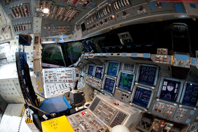 Endeavour_flight_deck_11-800x533