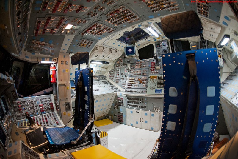 Endeavour_flight_deck_12-800x533