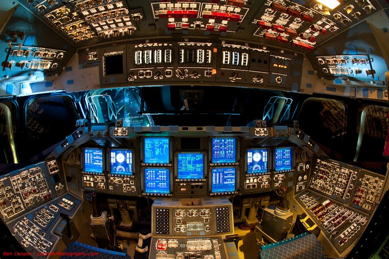 Endeavour_flight_deck_2-800x533