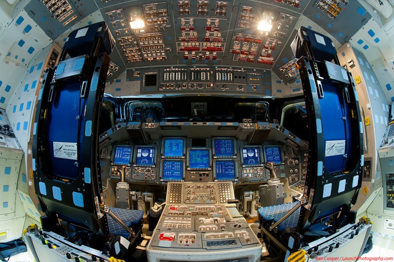 Endeavour_flight_deck_4-800x533