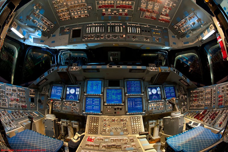 Endeavour_flight_deck_5-800x533