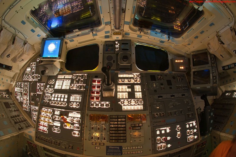 Endeavour_flight_deck_7-800x533