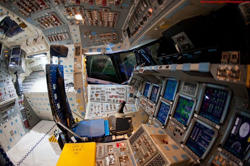 Endeavour_flight_deck_8-800x533