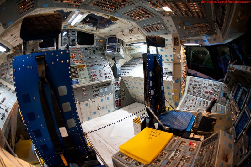 Endeavour_flight_deck_9-800x533