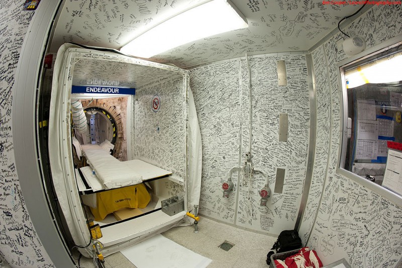 Endeavour_white_room-800x533